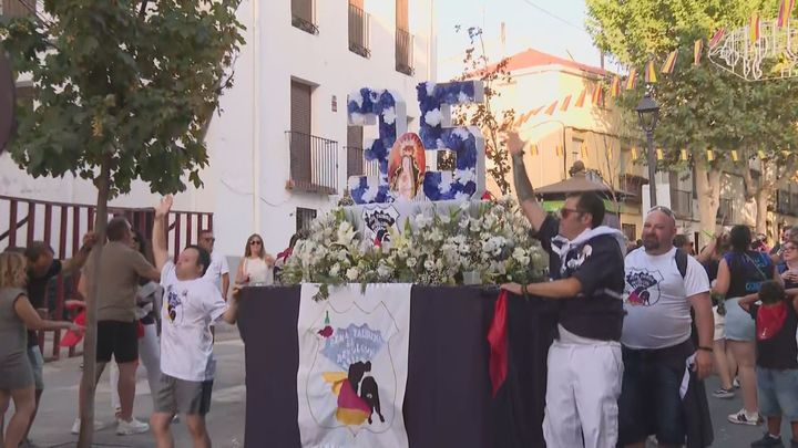 Arganda celebra su tradicional multitudinaria ofrenda floral a la Virgen de la Soledad