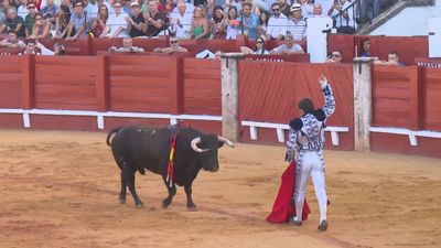 Morante se amotinó a los jóvenes y salió a hombros en Aranjuez