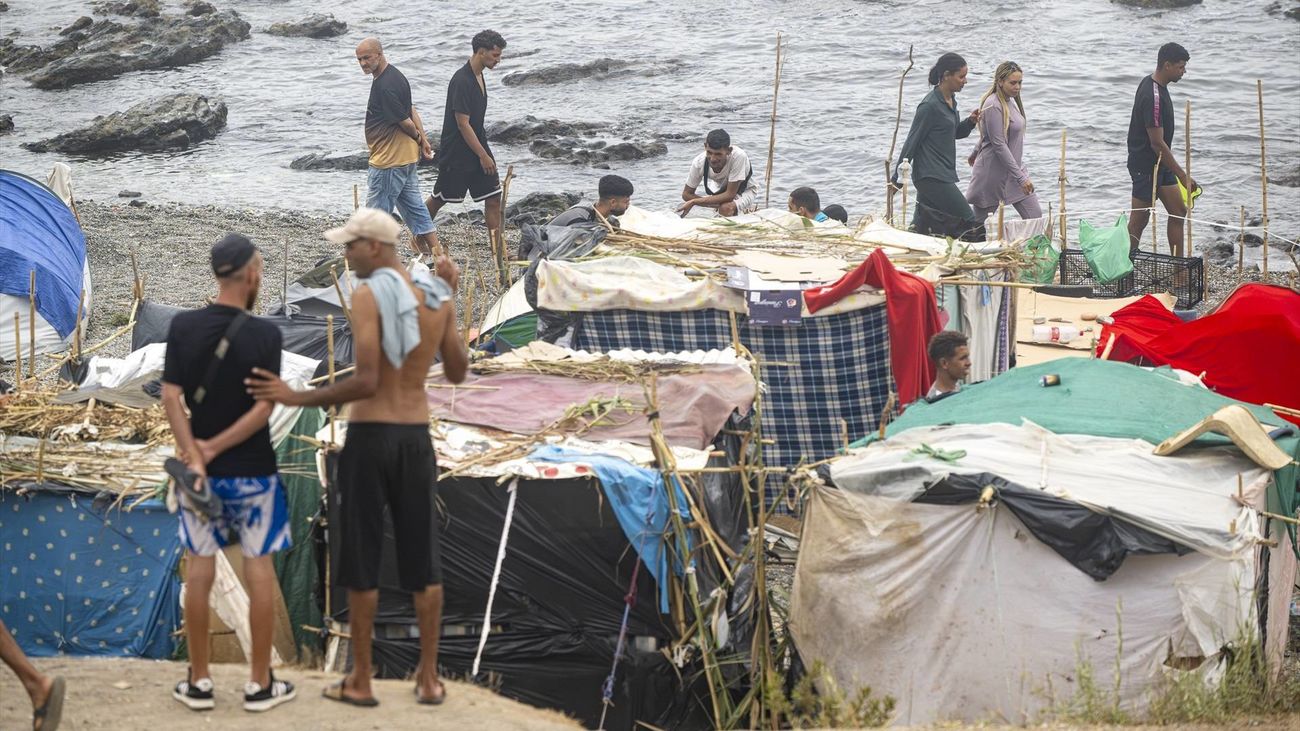 Centenares de migrantes acampan en la playa del Trampolín de Ceuta