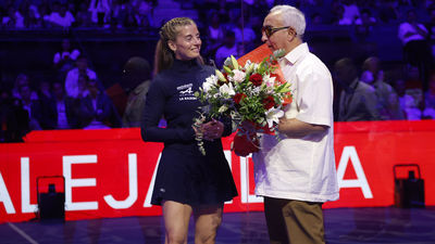 Alejandra Salazar, la reina del pádel, recibe un emotivo homenaje en su adiós a Madrid