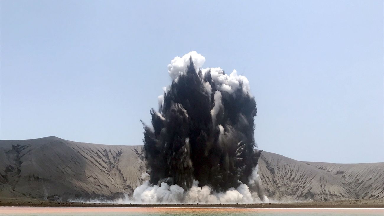 Volcán Anak Krakatau (Indonesia) en erupción