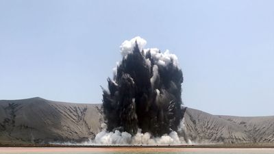 Las autoridades indonesias dan por terminada una erupción continua de 25 horas del Anak Krakatau