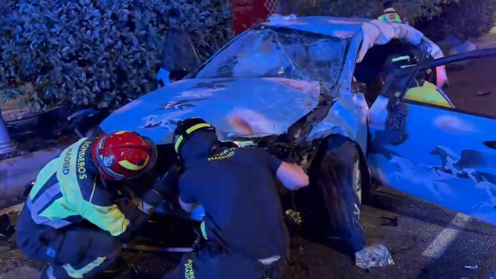 Dos heridos tras el aparatoso accidente de un VTC en Madrid