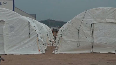 El Gobierno levanta las polémicas carpas en el Puerto de Ceuta donde alojará a 1.000 inmigrantes