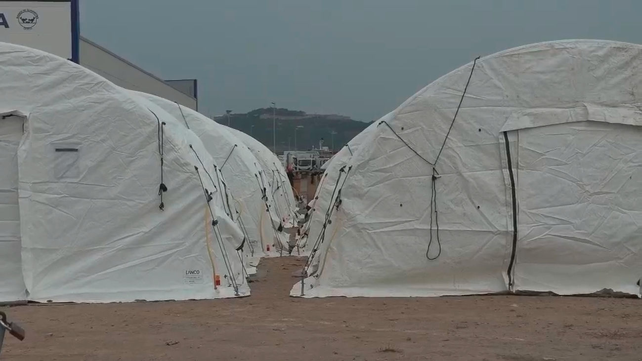 El Gobierno levanta las polémicas carpas en el Puerto de Ceuta donde alojará a 1000 inmigrantes
