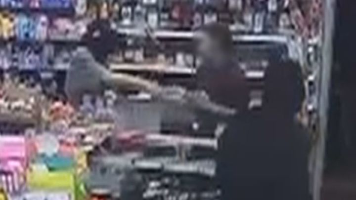 Atracan una tienda en Chueca con un arma simulada y se despiden dando la mano al dueño