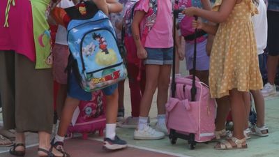 Cómo evitar que la mochila escolar dañe la espalda: los médicos alertan del exceso de peso