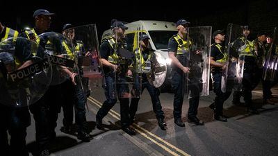 Enfrentamientos en Portsmouth (Reino Unido) por el traslado de 140 migrantes