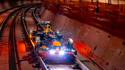 Un Fórmula 1 de Red Bull circula por primera vez por los raíles del Metro
