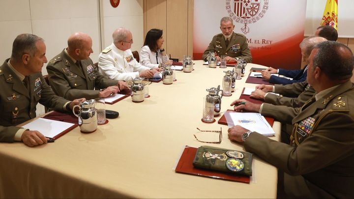 El Rey examina con Margarita Robles y altos mandos militares la defensa en Ceuta