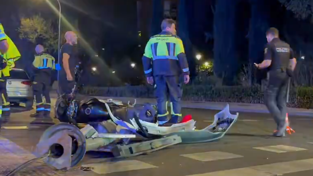 Un motorista muere al colisionar con un turismo en la Avenida de los Poblados