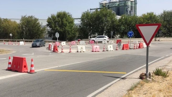 Asfaltada la glorieta provisional en la M-305 entre Seseña y Aranjuez tras el hundimiento de la acequia