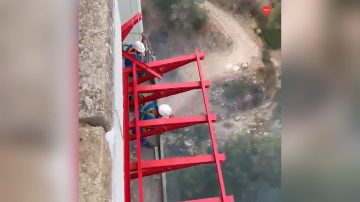 Rescatados tres operarios en un puente sobre el río Cofio durante el incendio de Santa María de la Alameda
