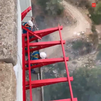 Rescatados tres operarios en un puente sobre el río Cofio durante el incendio de Santa María de la Alameda