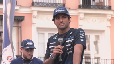 Carlos Sainz desata la locura en Callao antes del Gran Premio de Madrid