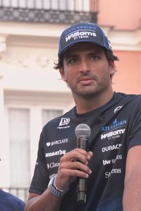 Carlos Sainz desata la locura en Callao antes del Gran Premio de Madrid
