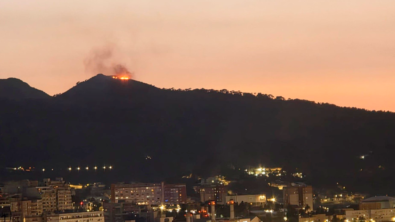 Controlado incendio en el monte de la Tortuga (Ceuta), donde migrantes realizan fogatas