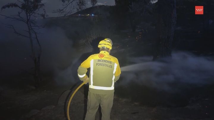 Continúan las labores de extinción del incendio declarado en Santa María de la Alameda