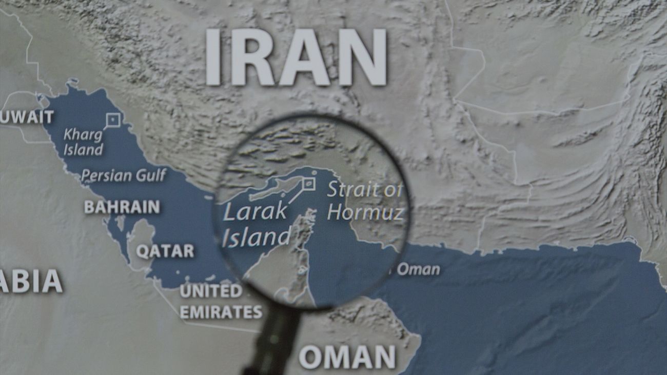 Irán ataca dos buques y bases estadounidenses en Jordania y una decena de barcos en Ormuz