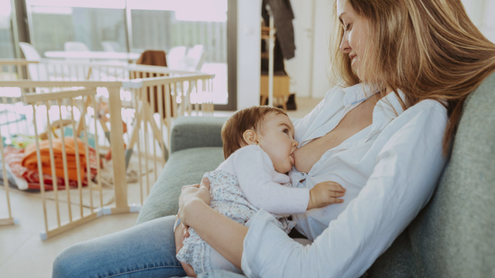 Una madre da la lactancia