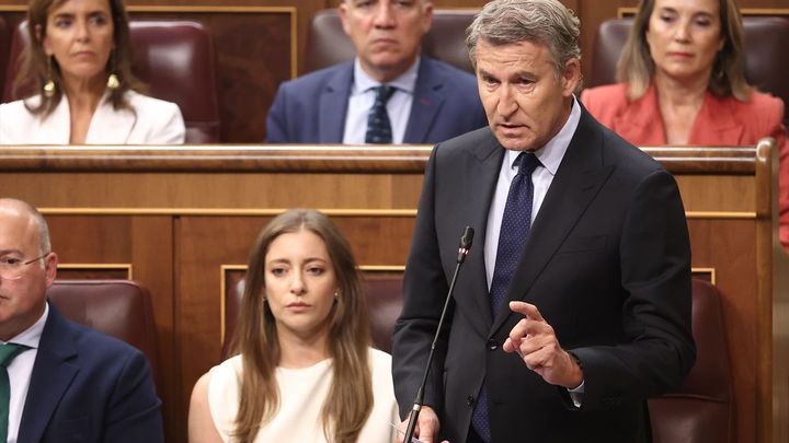 Feijóo acusa a Sánchez en el Congreso de no ser un "presidente libre": "Si Marruecos canta, usted se va"