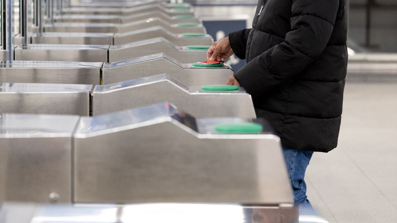 Persona pasando su billete en un torno de Metro de Madrid