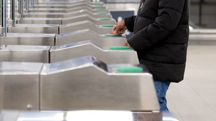 Persona pasando su billete en un torno de Metro de Madrid