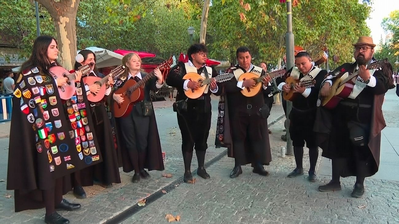 Las tunas salen a las calles de Majadahonda y ponen su música y tradición a las fiestas