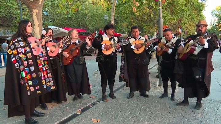 Las tunas salen a las calles de Majadahonda y ponen su música y tradición a las fiestas