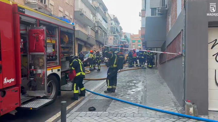 Incendio en una vivienda de Ciudad Lineal: siete personas atendidas y una trasladada al hospital
