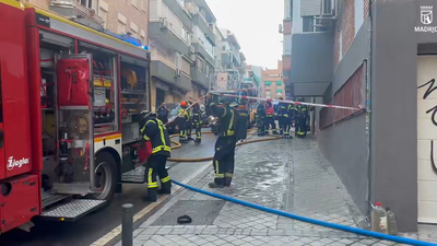 Incendio en una vivienda de Ciudad Lineal: siete personas atendidas y una trasladada al hospital