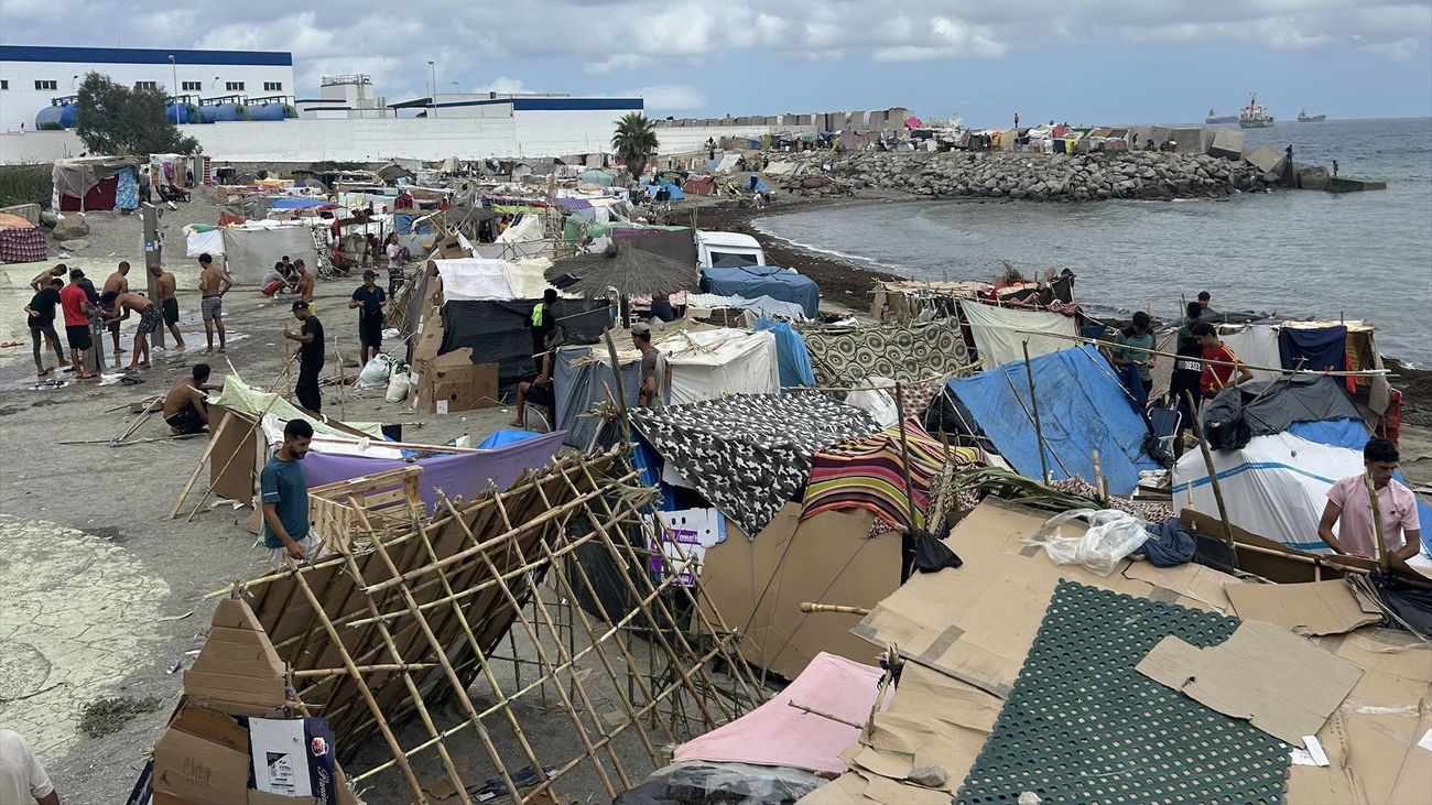 El asentamiento de inmigrantes en Ceuta crece y más de 100 chabolas se extienden de El Trampolín a la playa de Benítez