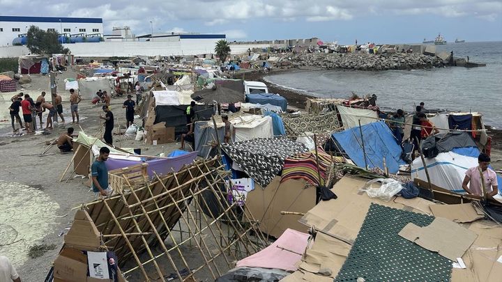 El asentamiento de inmigrantes en Ceuta crece y más de 100 chabolas se extienden de El Trampolín a la playa de Benítez