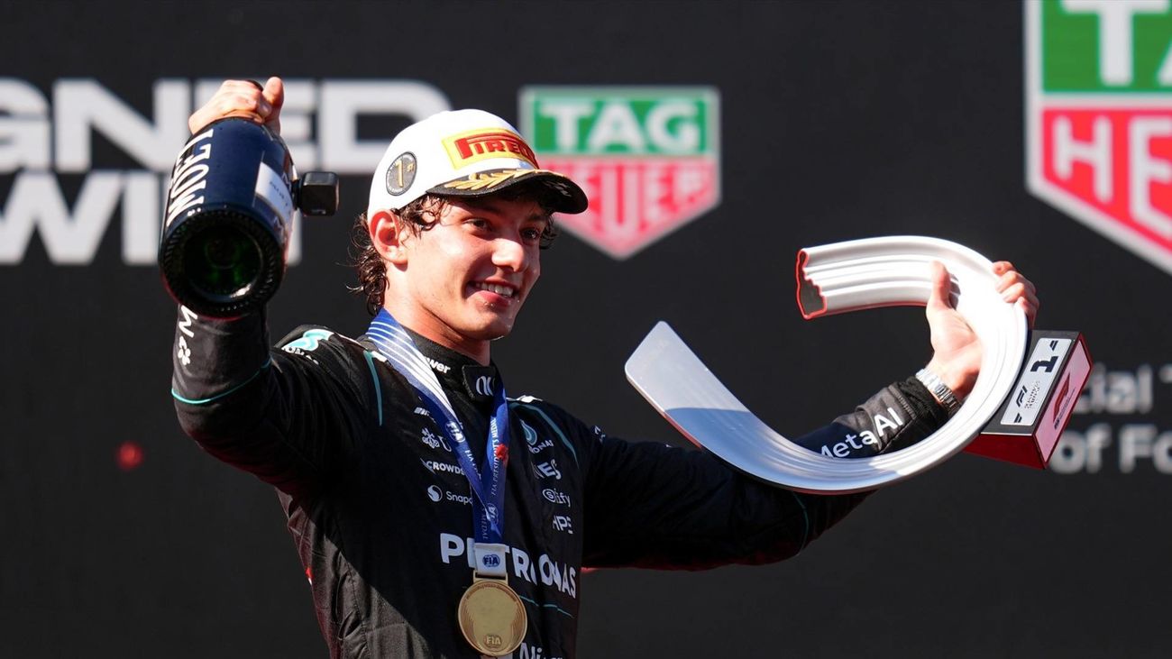 El piloto de Fórmula 1 Andrea Kimi Antonelli, del equipo Mercedes, celebra con el trofeo en el podio tras ganar el Gran Premio de España de F1 en el circuito de Madring