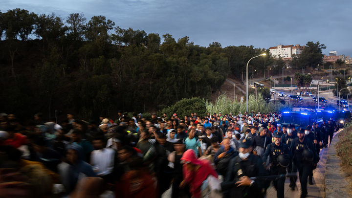 La policía traslada a cientos de inmigrantes de Ceuta a una nueva instalación acondicionada