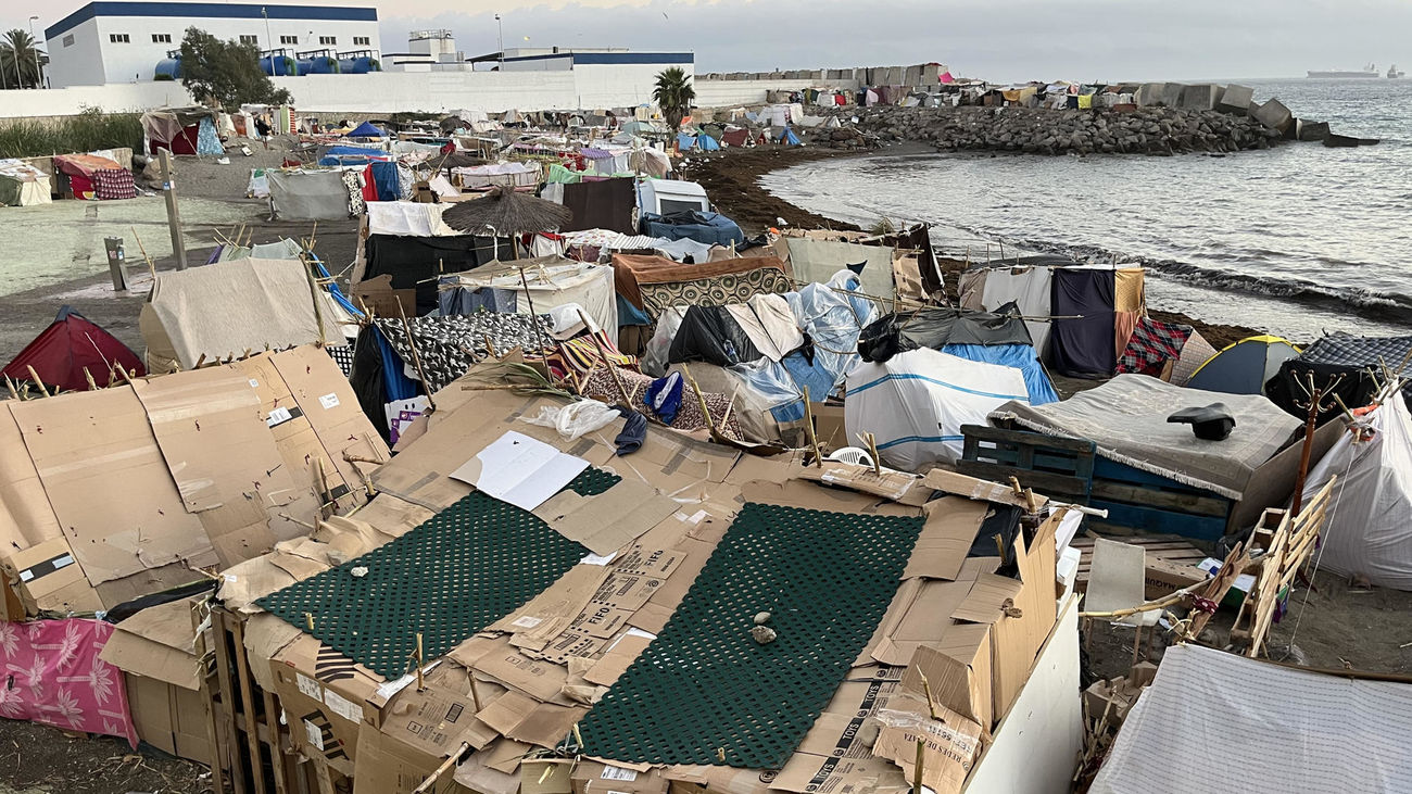 Nuevo asentamiento de personas migrantes en la playa de Benítez de Ceuta