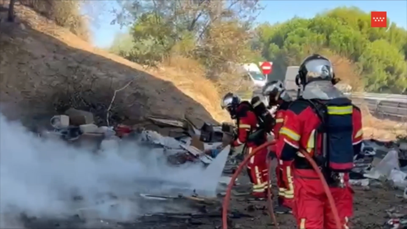 Incendio bajo un puente de Fuenlabrada: los Bomberos sofocan las llamas junto a la M-506