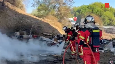 Incendio bajo un puente de Fuenlabrada: los bomberos sofocan las llamas junto a la M-506