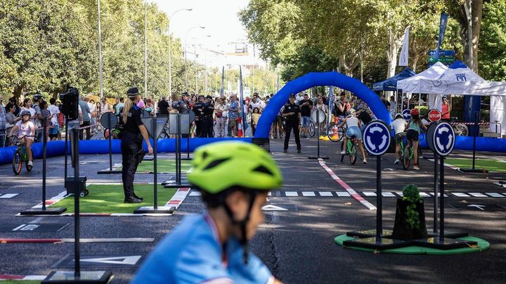 Autobuses históricos, educación vial y el nuevo Teleférico: así será la Fiesta de la Movilidad en Madrid este domingo