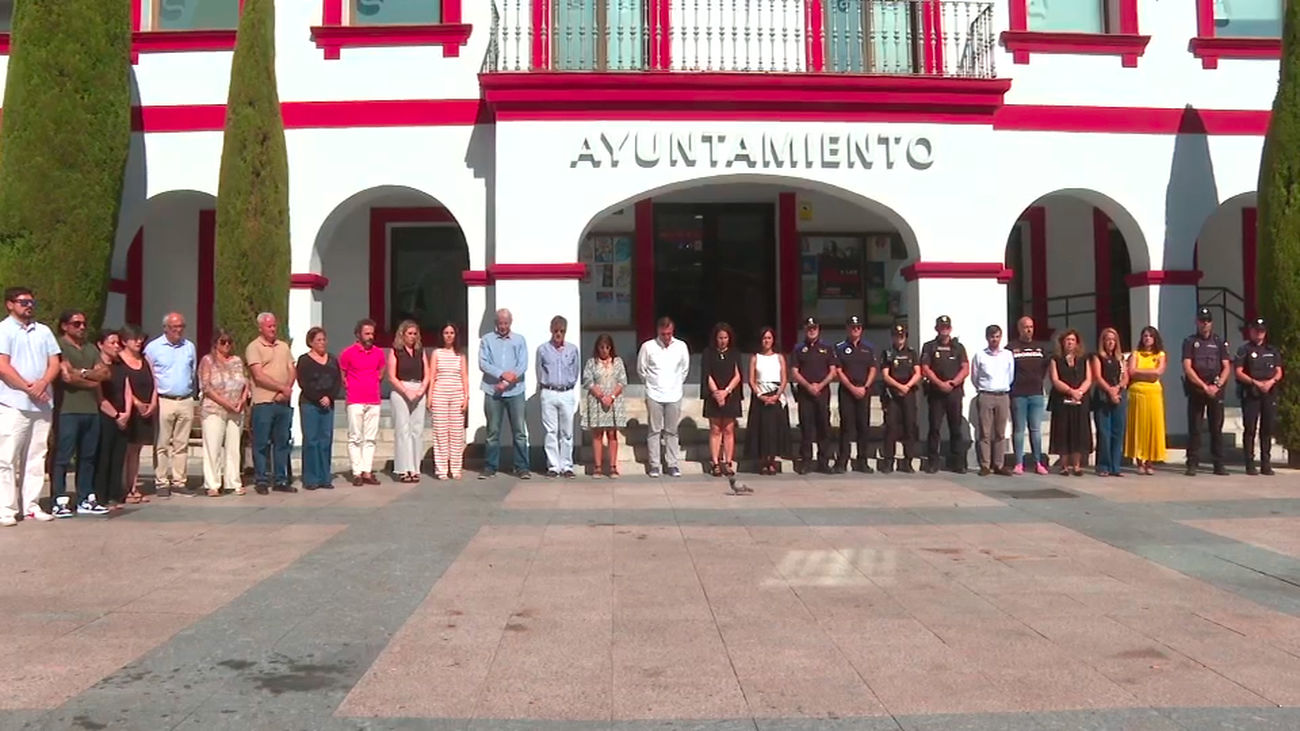 Minuto de silencio ante el Ayuntamiento de San Sebastián de los Reyes por la vecina asesinada