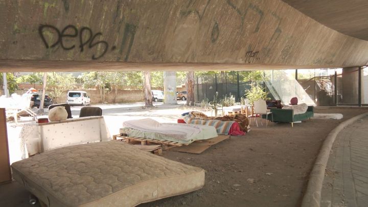 Un asentamiento ilegal toma uno de los accesos a la estación de Chamartín