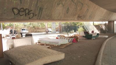 Un asentamiento ilegal toma uno de los accesos a la estación de Chamartín
