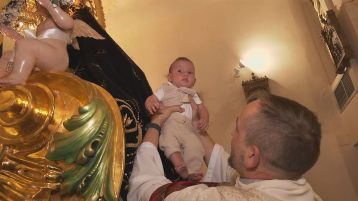Los recién nacidos de Parla pasan bajo el manto de la Virgen de la Soledad