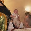 Los recién nacidos de Parla pasan bajo el manto de la Virgen de la Soledad