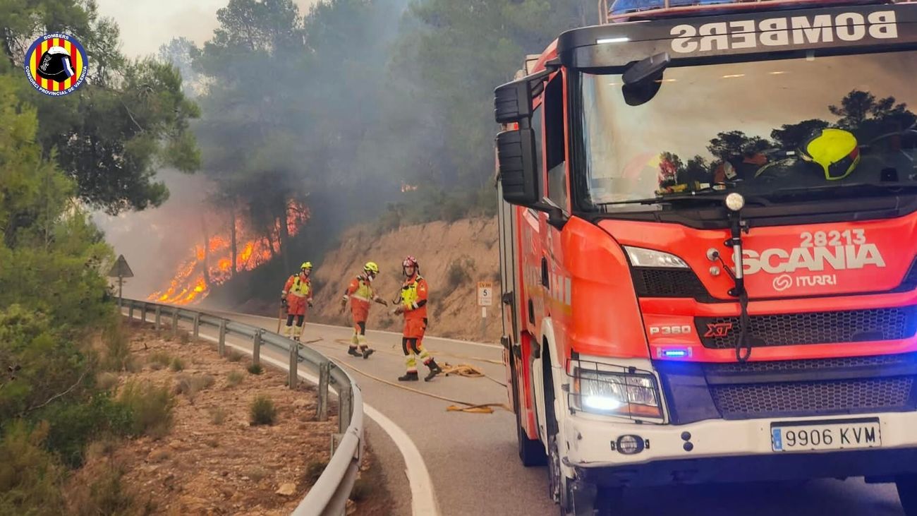 Imagen del operativo de extinción en Tuéjar