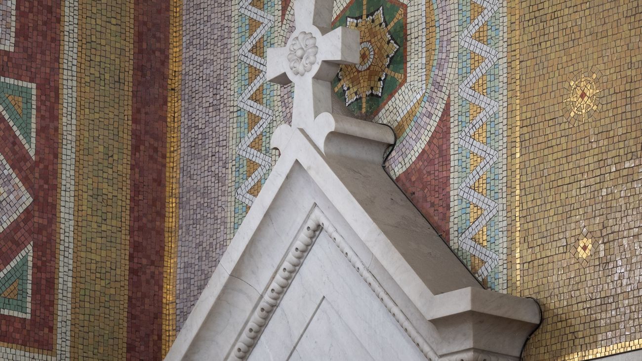 Una cruz de una iglesia