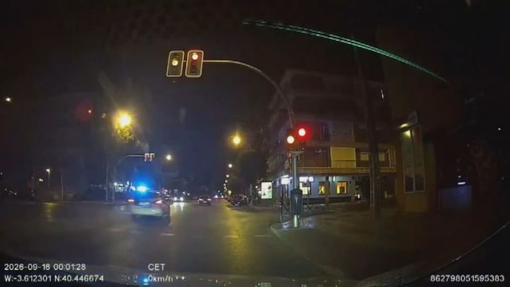 Un VTC acaba empotrado en una sucursal bancaria tras una persecución en la calle Alcalá