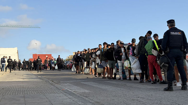 Decenas de migrantes se acercan a las playas de Ceuta ante un posible traslado a un centro