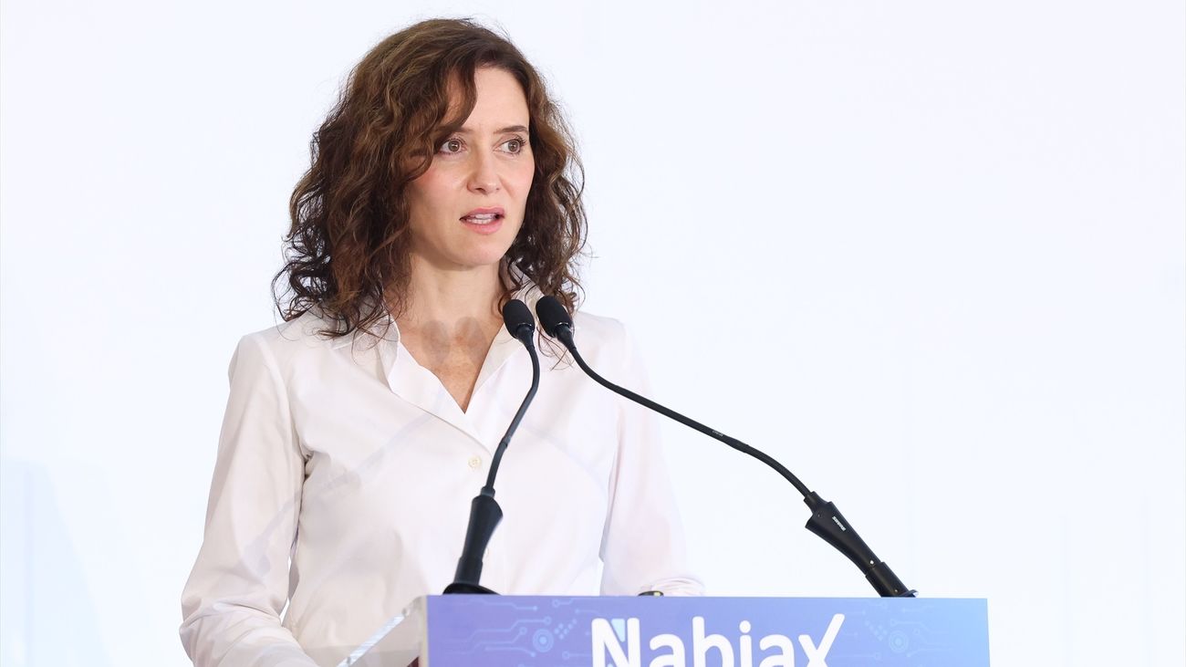 Ayuso defiende la inversión en centros de datos y critica el nuevo decreto del Gobierno