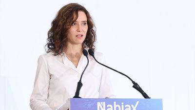 Ayuso defiende la inversión en centros de datos y critica el nuevo decreto del Gobierno